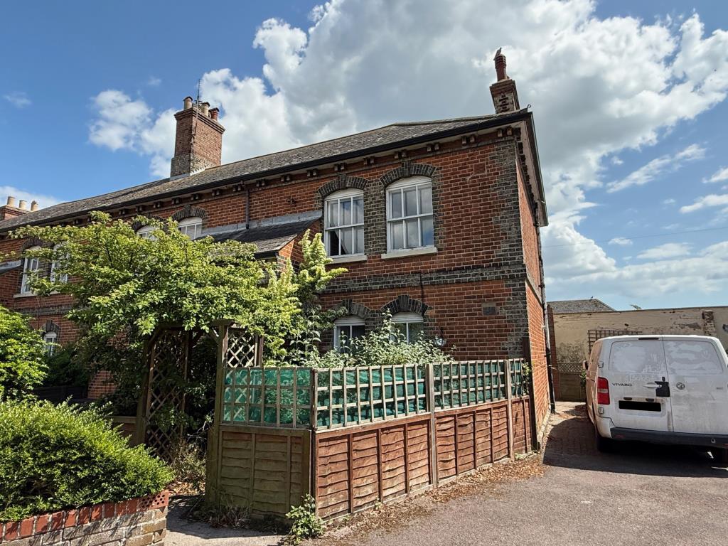 Lot: 41 - THREE-BEDROOM END-TERRACE COTTAGE FOR IMPROVEMENT - Front elevation of the cottage on Angel Gate